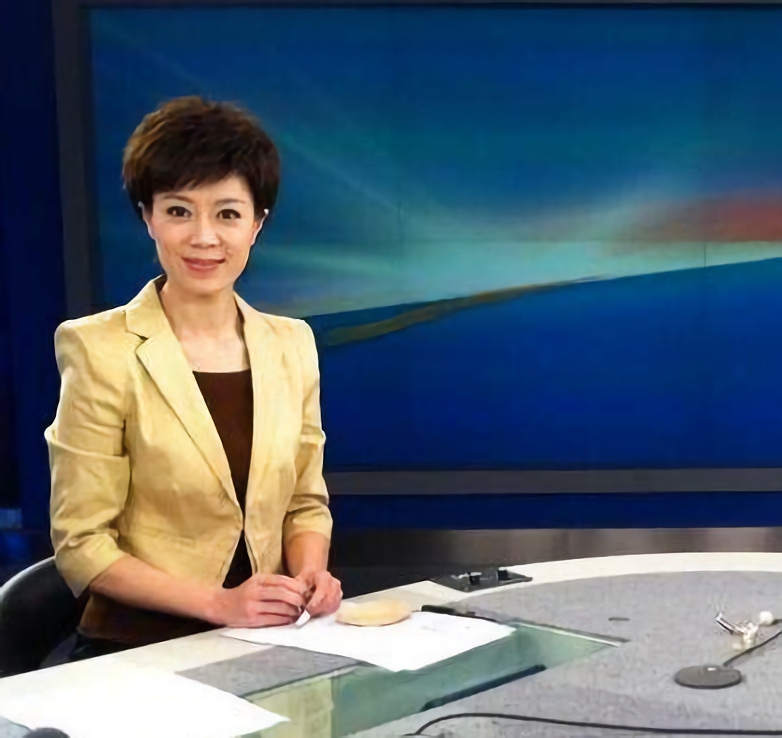 图中的李文静一袭红衣,性感妩媚,本以为,她古板似个老古董,其实性感