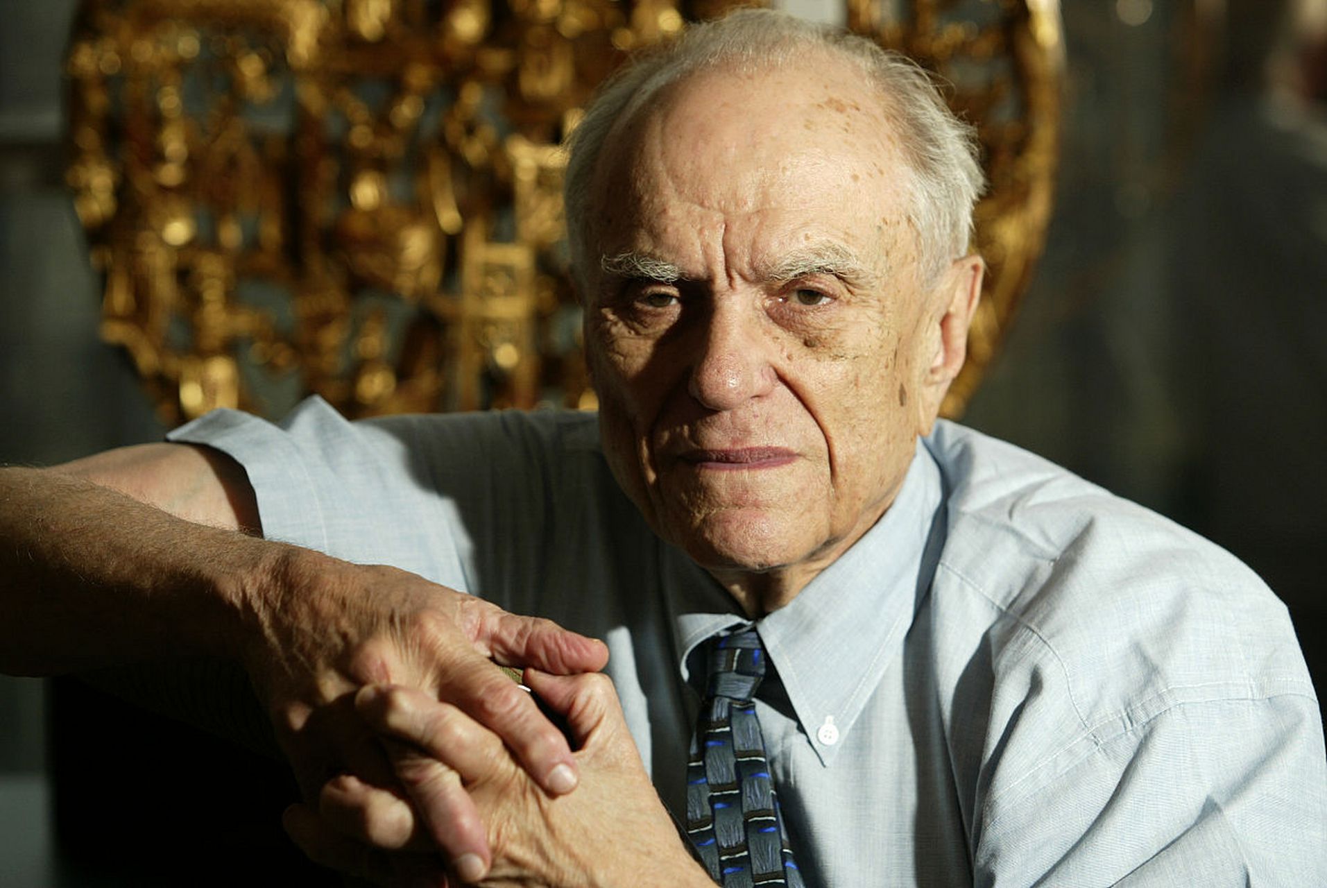 戴尔·卡耐基在《卡耐基写给女人的一生幸福忠告》中总结了女性为人