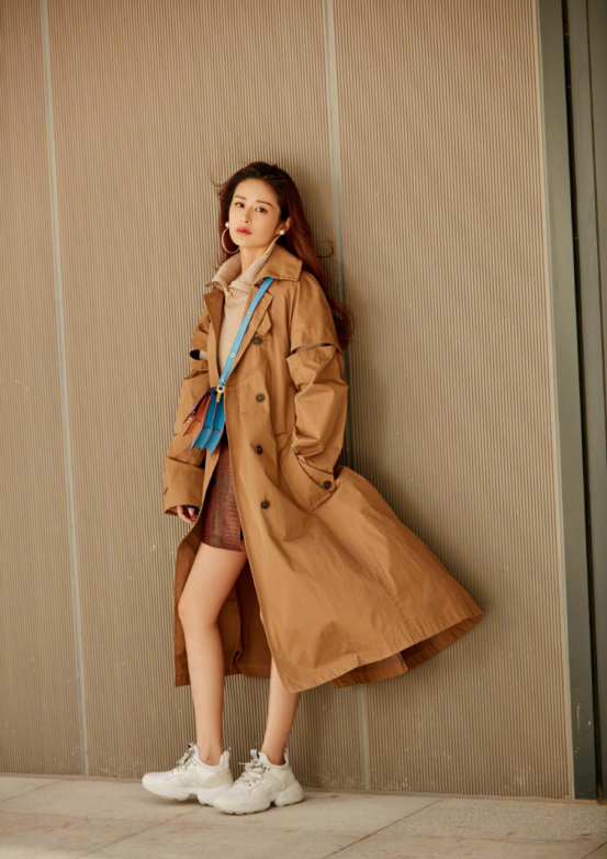 颖儿真是敢穿,穿一件短款棉服搭配牛仔裤,看上去居家又时尚