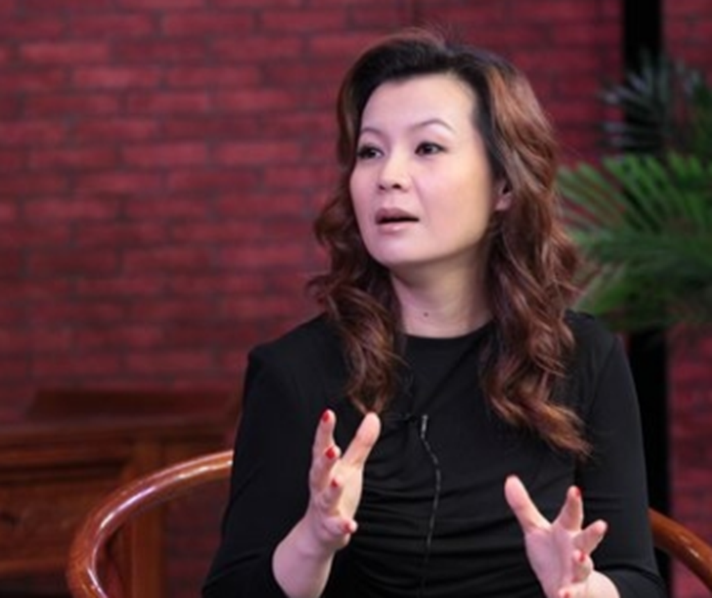 她是红极一时的歌手,如今身为48岁单亲妈妈近照风韵犹存