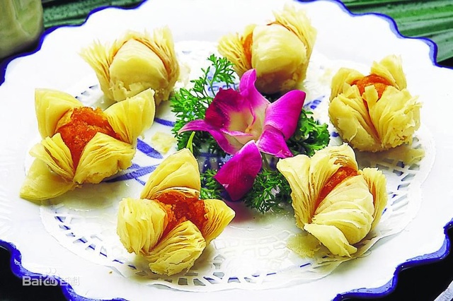春节吃什么?开封特色美食——花生糕和三鲜莲花酥