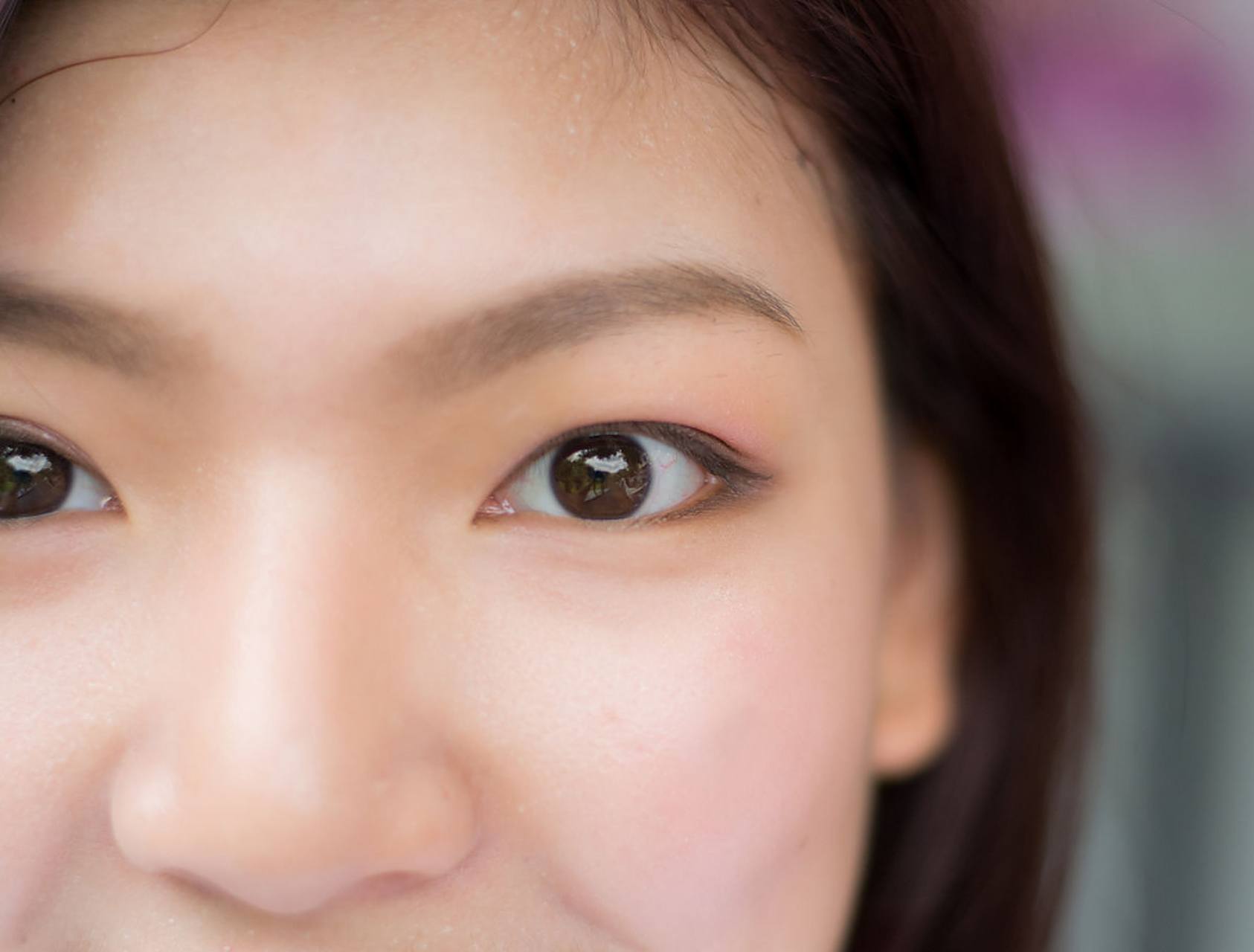 眼角向上翘通常属于丹凤眼眼型.