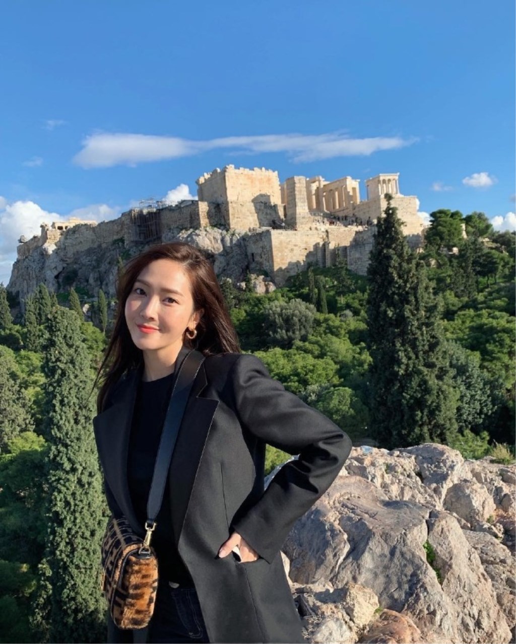 29岁郑秀妍晒旅行美照,穿西装秒变霸道女总裁,如行走的画报!