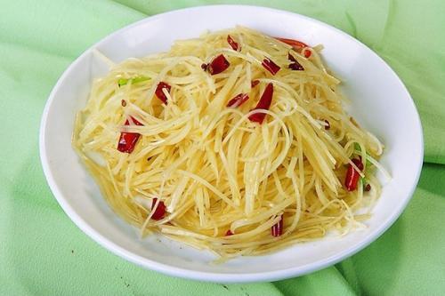 香辣土豆丝,口感脆爽,香辣下饭又实惠易做,胜过无数美味