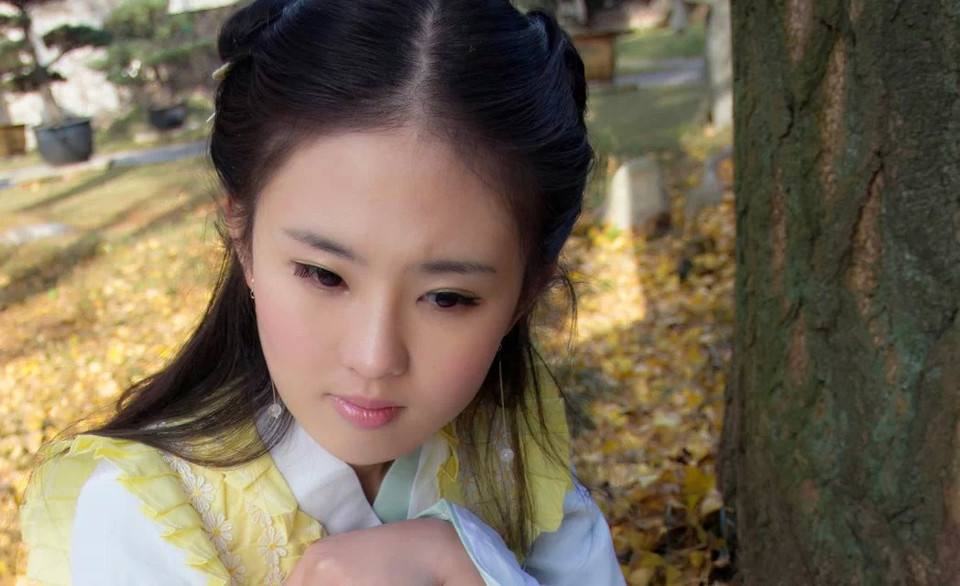 赵灵儿孩子他爹却喜欢上了半路杀出的林月如,赵灵儿也只能充当前妻了