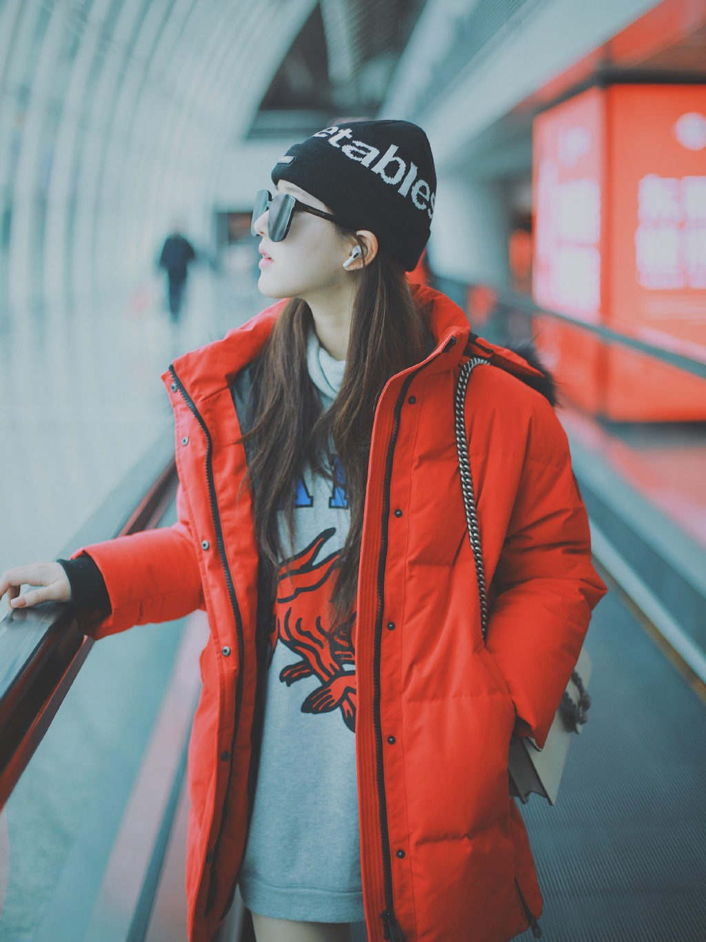 女明星要风度不要温度,赵露思光腿穿羽绒服,鞠婧祎毛线帽配短裙