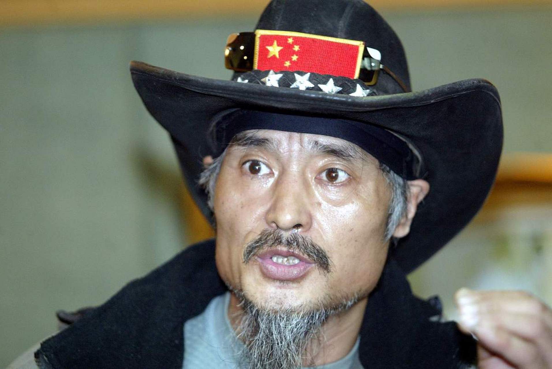 中国"球迷皇帝"罗西揭秘 他是一位67岁的老人,头发和胡子都白了,标准