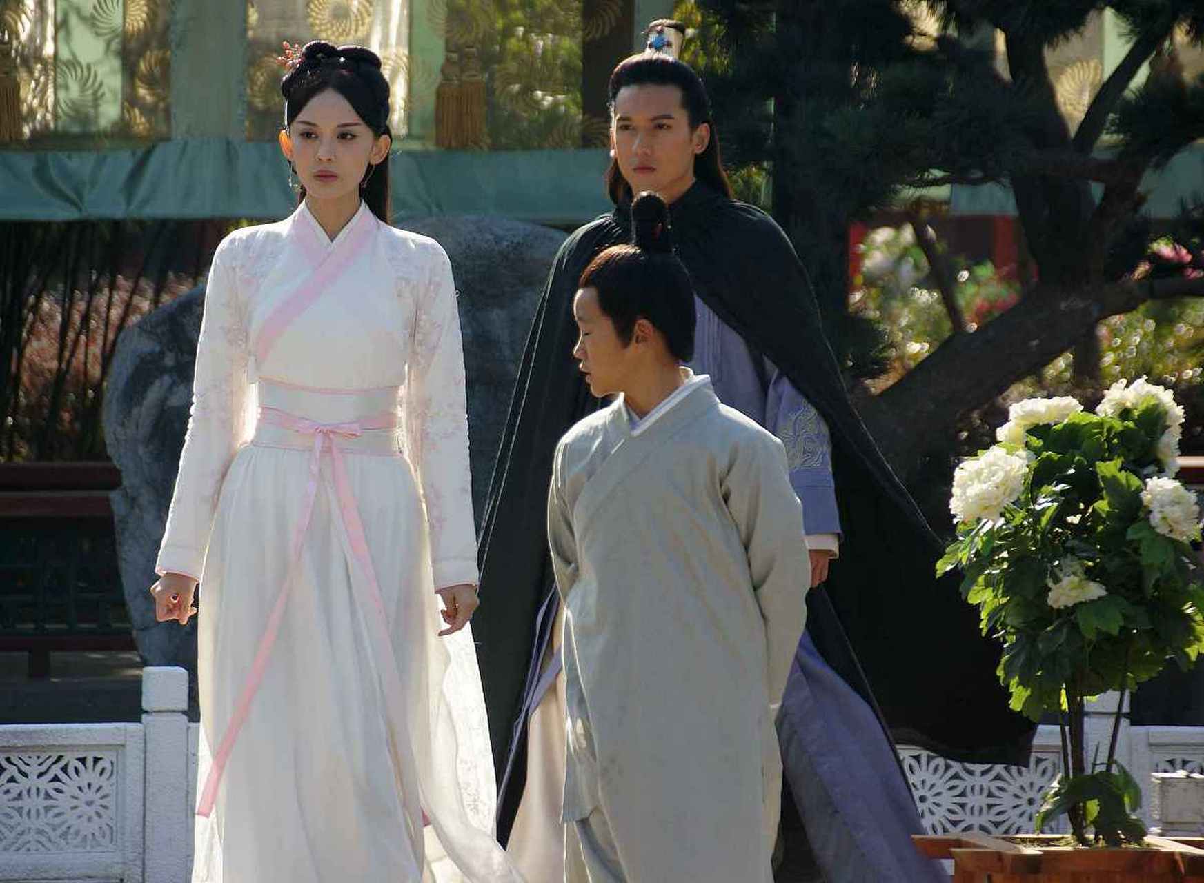 1947年上映的电影《假凤虚凰》是第一部由中国人自己全英文译制配音