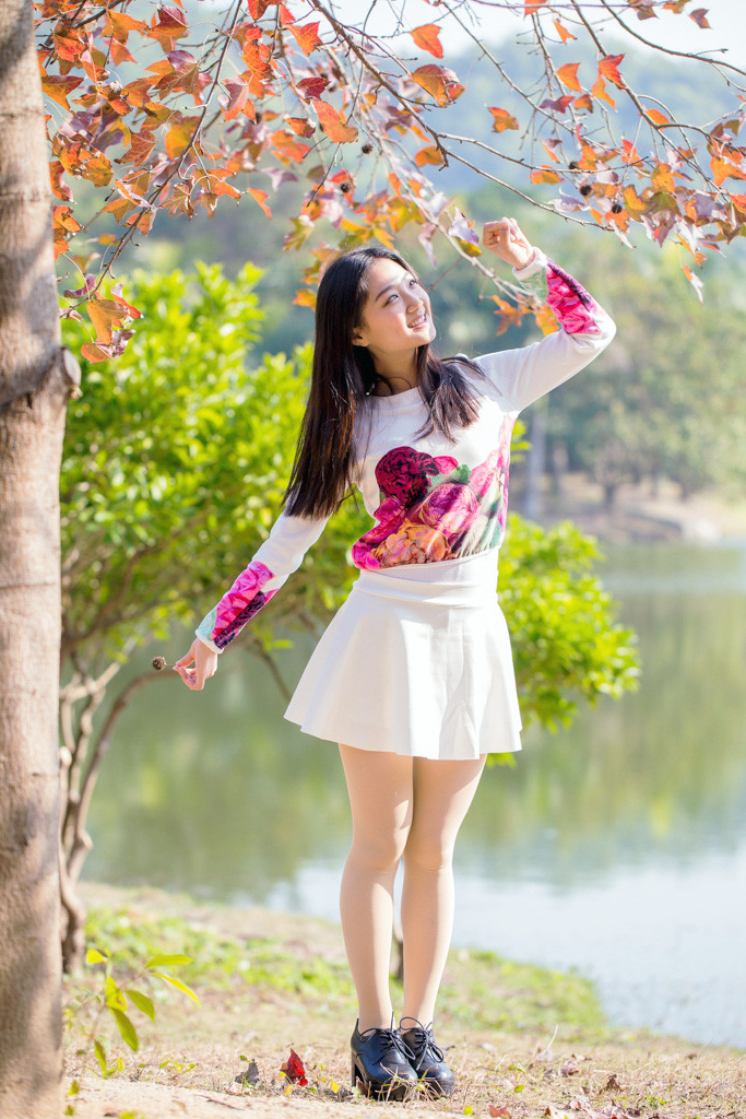 户外镜头下的开心笑容可爱小女子