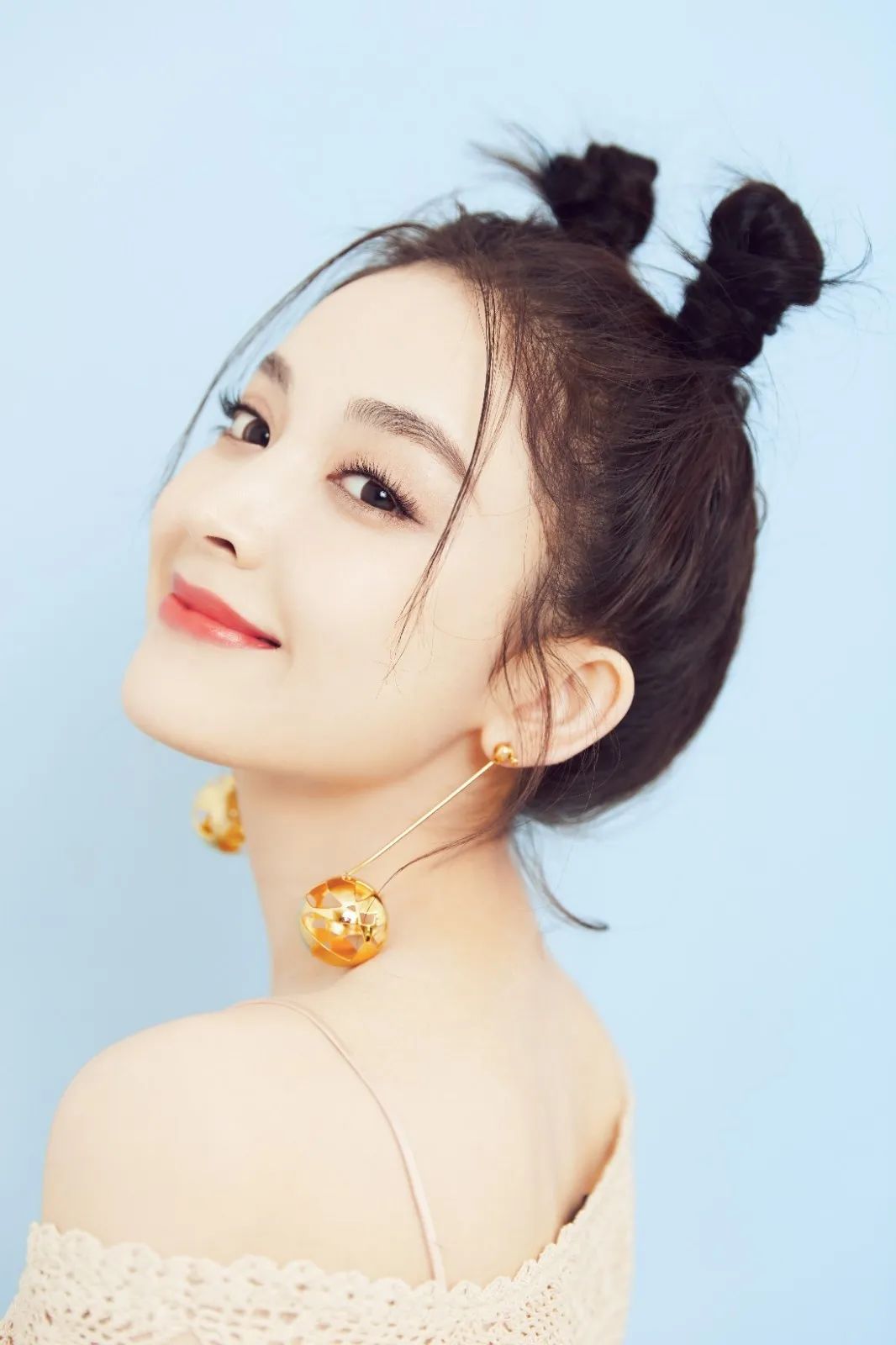 比可爱和端庄,谁能赢过梳丸子头的女生呢?