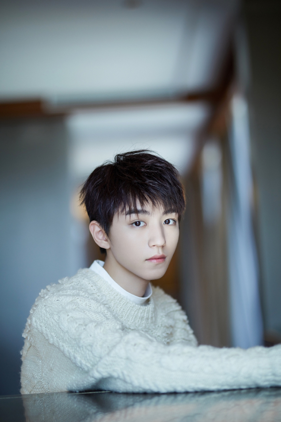 王俊凯着白色毛衣温润如玉 干净帅气温暖初冬