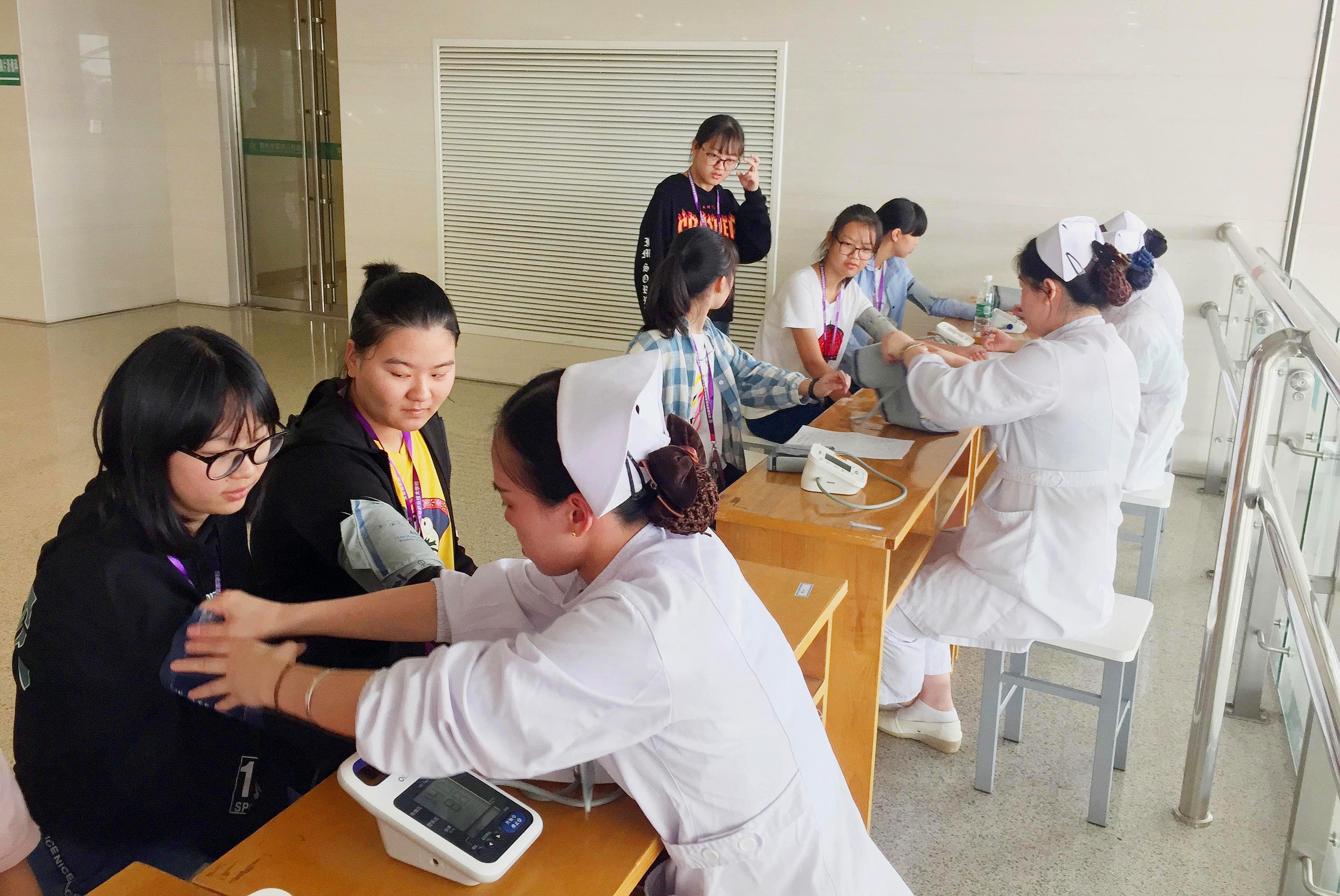 惬意!中考体检男生为什么要弹"爆料评论"-第2张图片-普贤博客