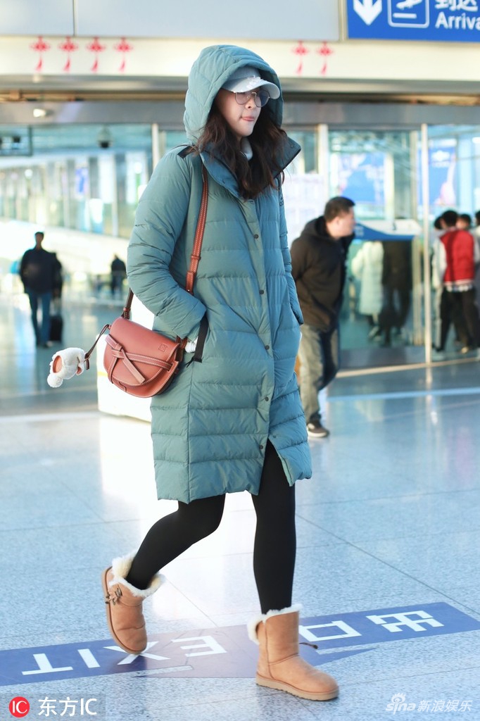 日前,惠若琪现身机场,身穿长款羽绒服脚踩雪地靴,非常保暖.ic/图
