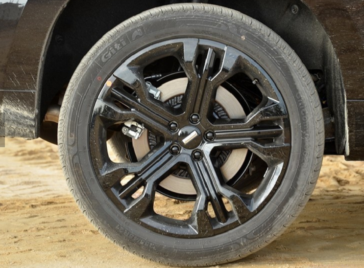 20寸大轮胎最大可选配21寸轮胎,色调与车身一致,卡钳式轮毂也是让我们