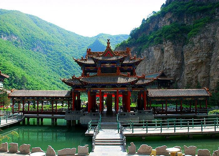 邙山晚眺 邙山又名郏山,这里峰峦起伏,景色秀丽,如长龙卧于洛阳北方.