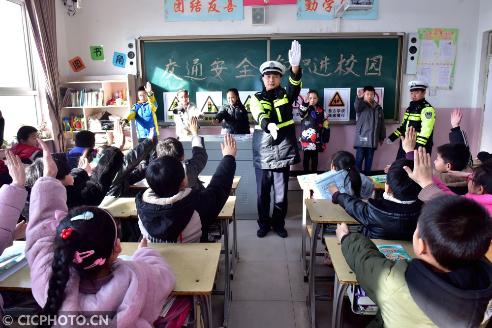 2019年1月16日,在河北石家莊新樂市西長壽小學,交警大隊的民警給