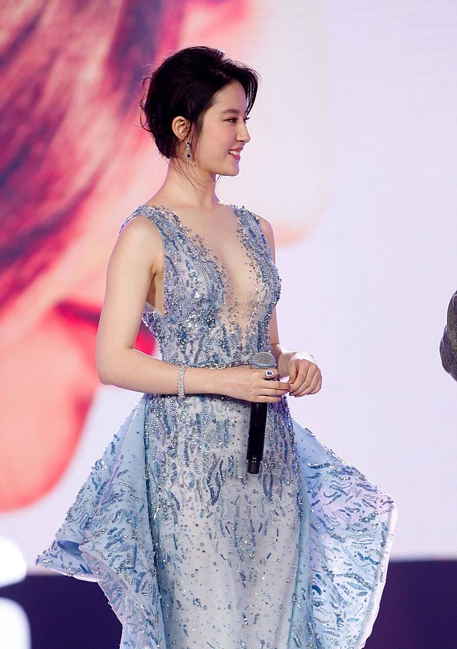 刘亦菲惊艳亮相,身着薄如蝉翼的蕾丝裙,领口大胆至腰部,展露迷人魅力.