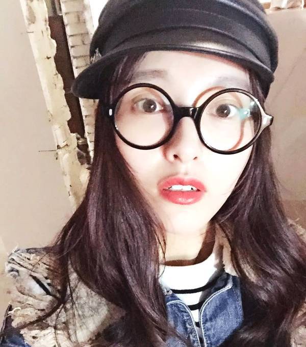 眼镜遮住了你的颜值?学会4点化妆技巧,"四眼妹"也能变女神!