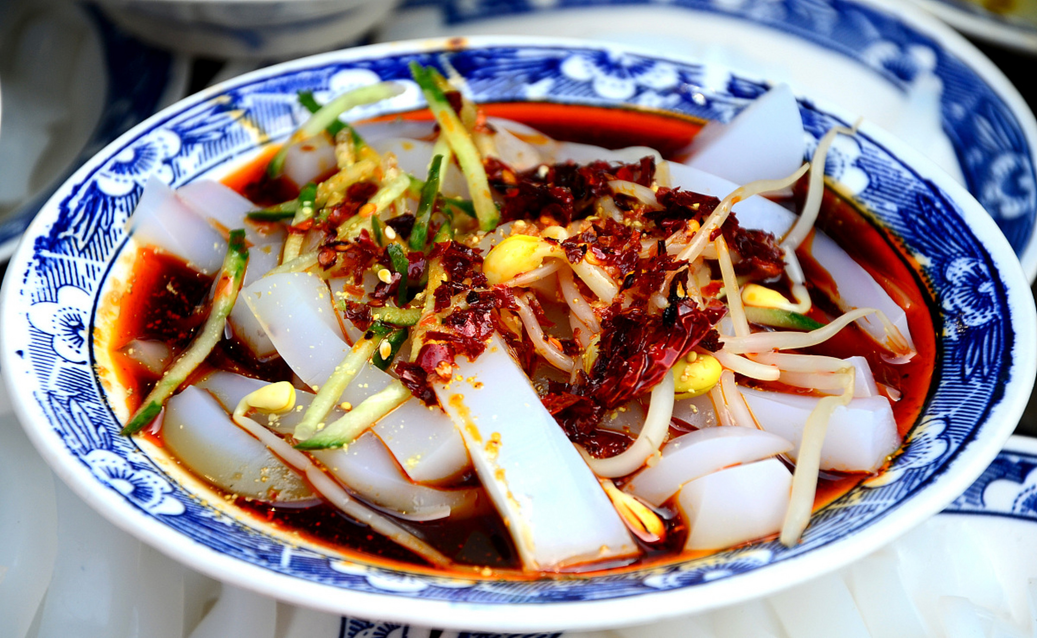 享受自制的乐趣与舌尖上的味道盛宴吧~[原文:如何在家做出好吃的凉皮?