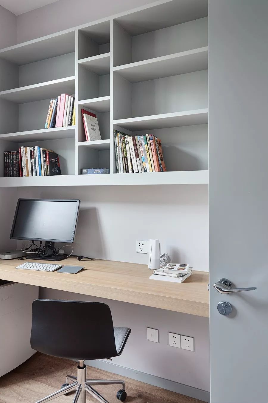一张布艺沙发,一个靠墙的书桌书架,就可以让你享受不被打扰的办公时光
