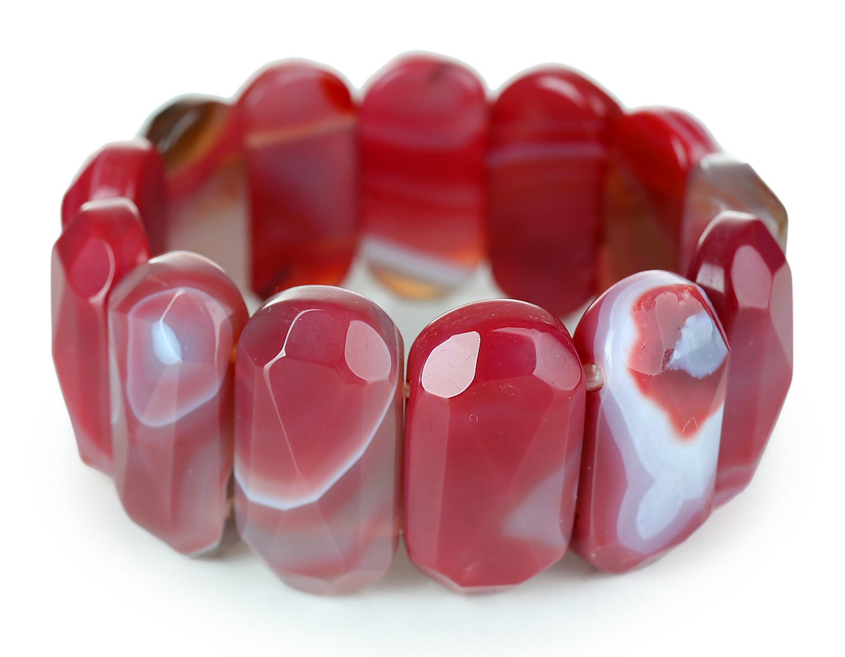 近年来,黑龙江省黑河市逊克县瞄准了北红玛瑙这一丰富的资源,大力推动