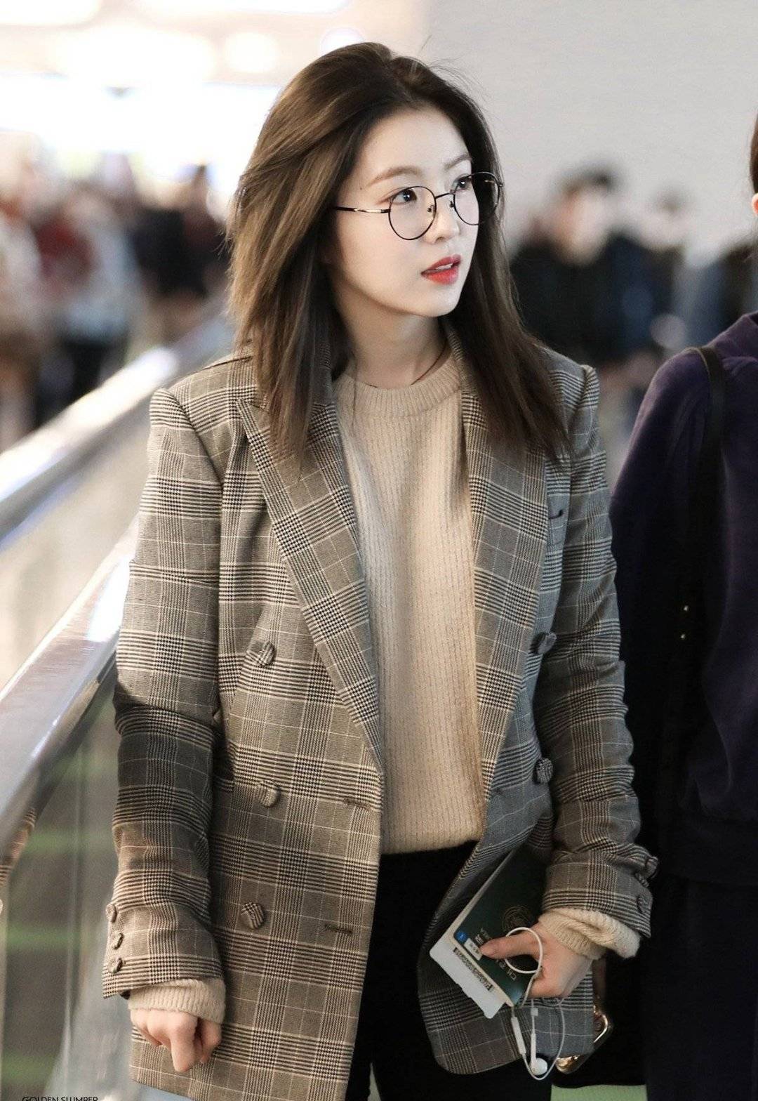 个人觉得披着头发和戴眼镜的裴珠泫,看起来最美,不接受反驳的那种.