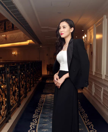 小宋佳太大胆!薄纱加深v大露酥胸,网友:这么性感还不如不穿