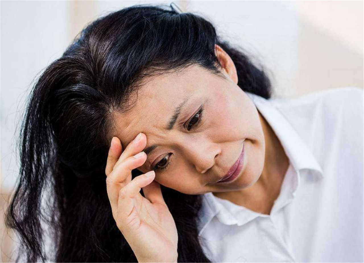 女人更年期來時,身體會有什麼表現?多吃2種食物,養護子宮