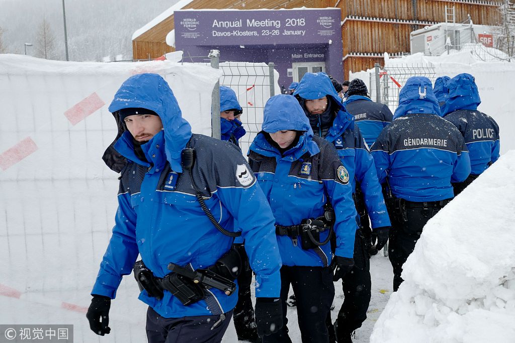 瑞士:达沃斯论坛将开幕 警察顶风冒雪加强巡逻