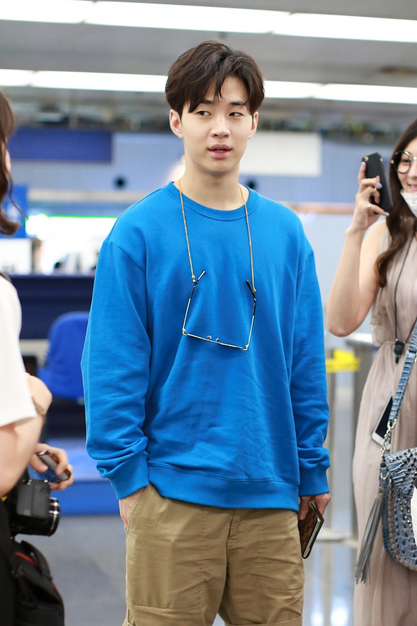 韩国发展的加拿大籍华裔歌手刘宪华,他和王嘉尔都有一具美丽的身体和