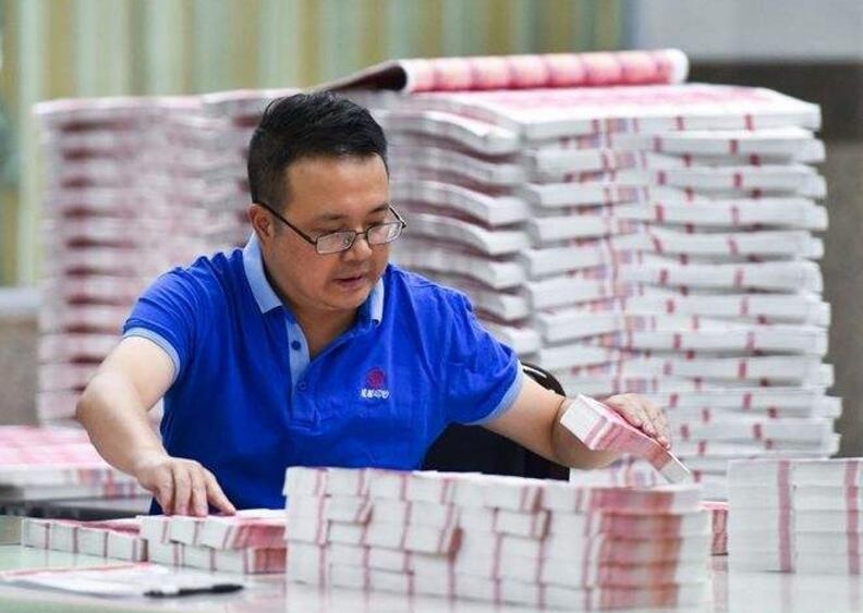 印钞厂员工曝光真实收入,直言数钱数到手抽筋,网友评论炸锅了