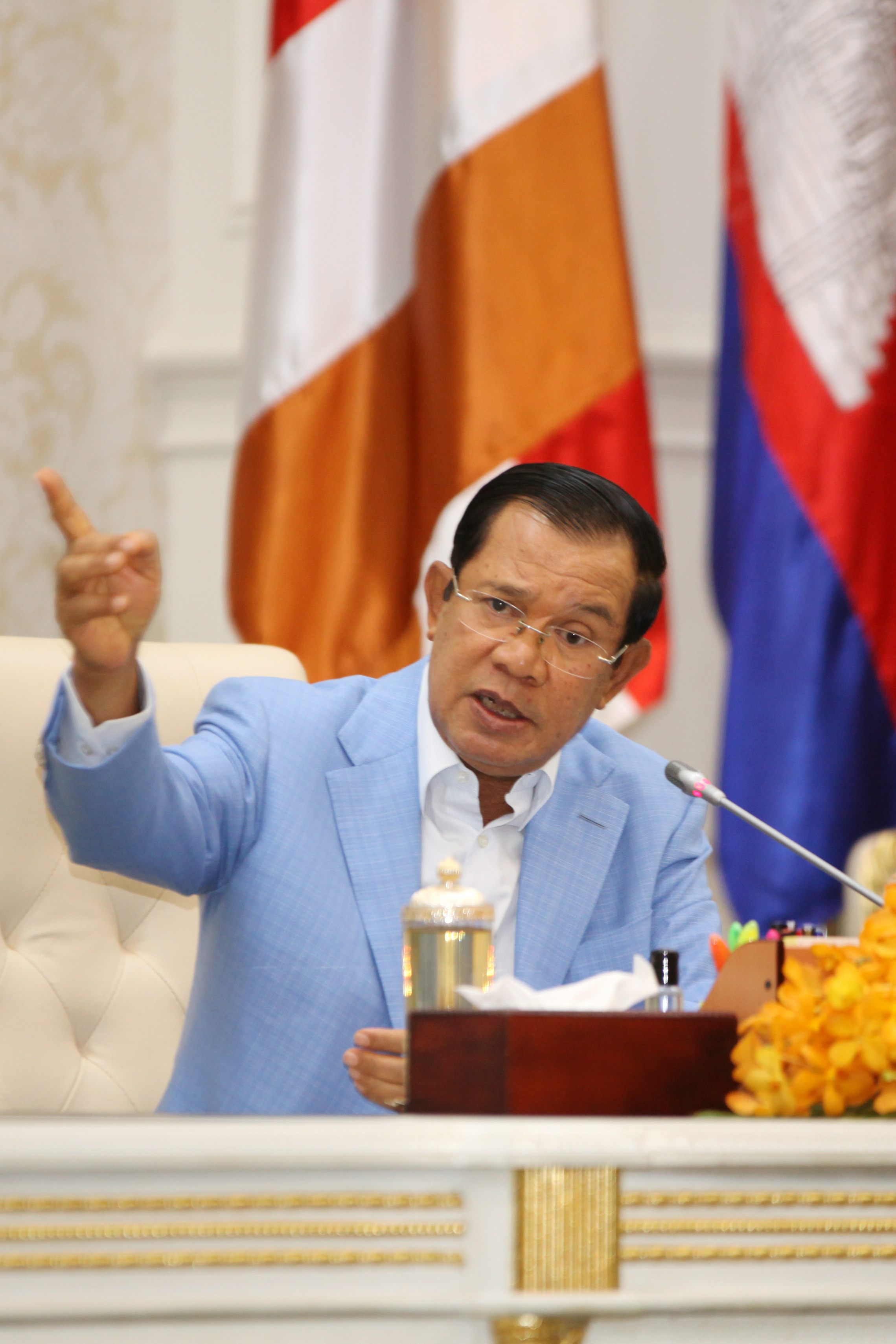 洪森表示携手抗疫将柬中两国关系提升到新高度(2)