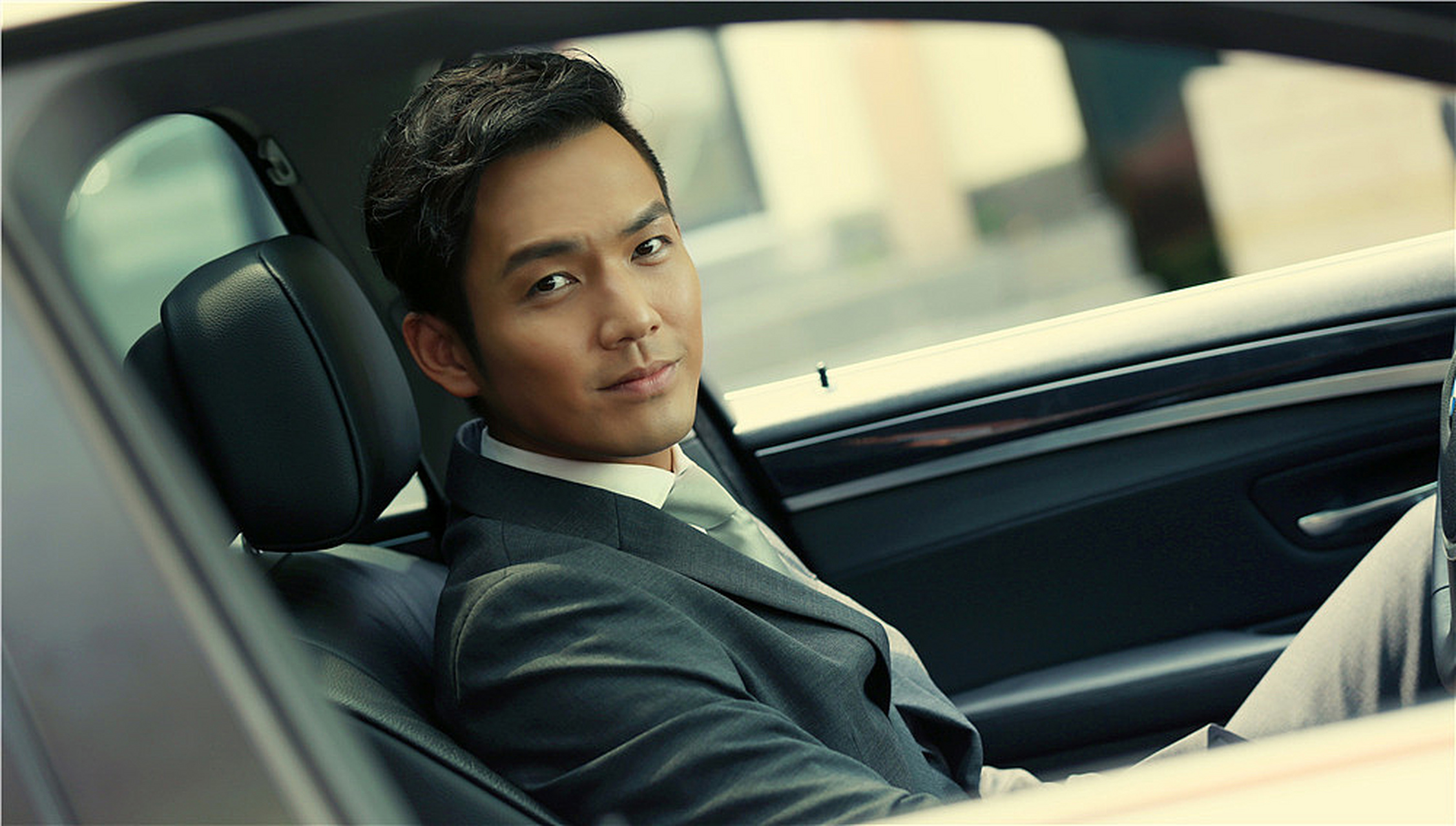 1995年,21岁的钟汉良在台湾推出首张专辑《orea》, 1996年,1997年连续