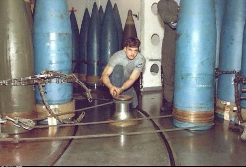 一发406毫米舰炮穿甲弹高达1.2吨穿甲威力强大