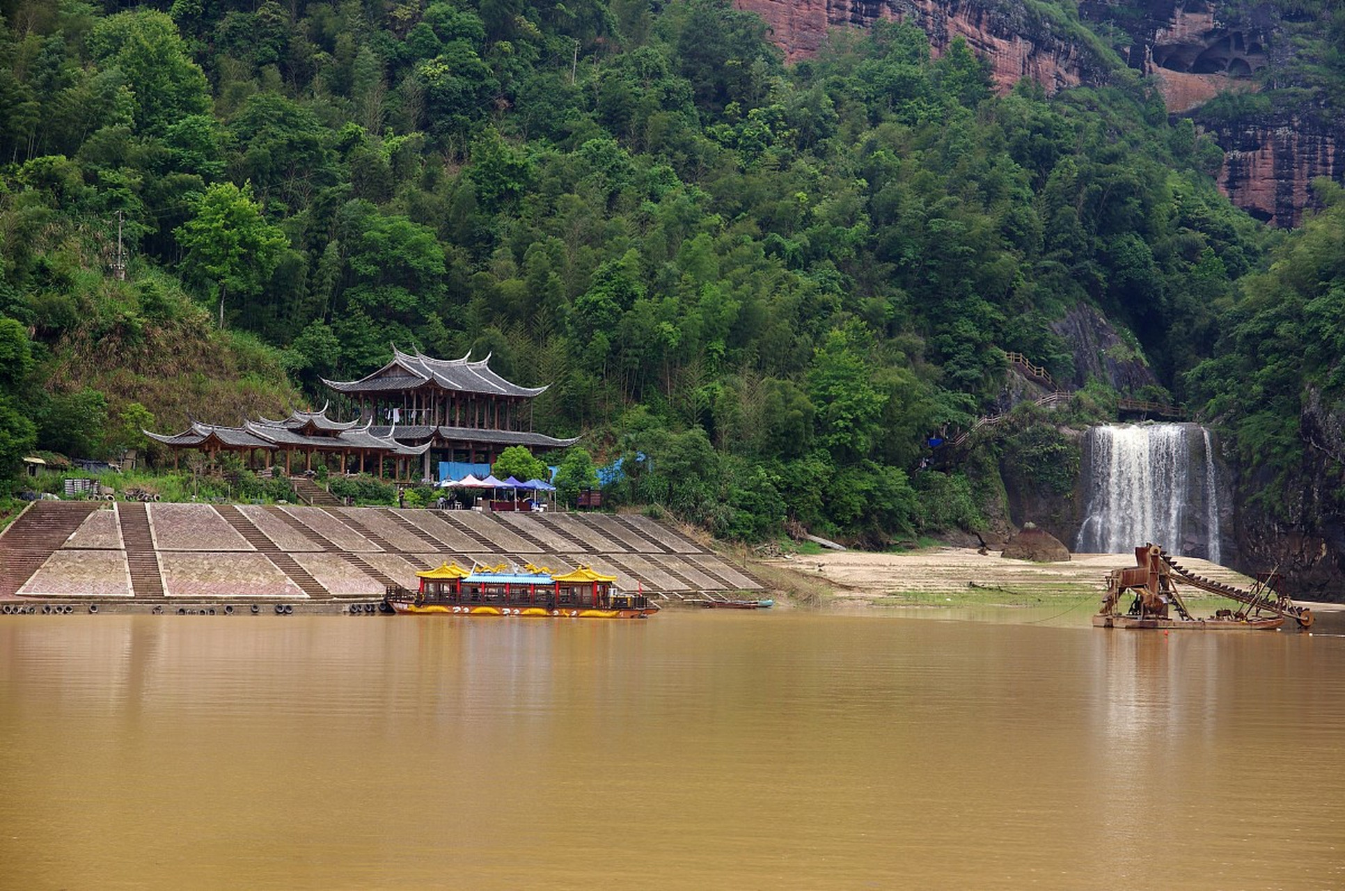 清远飞霞风景名胜区:集自然景观和人文景观于一体,有"南岳飞霞"之称.