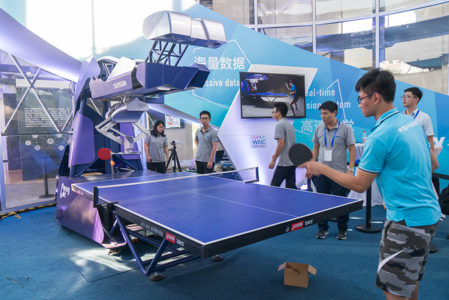 乒乓球机器人庞伯特亮相世界人工智能大会 "身手"堪比职业运动员