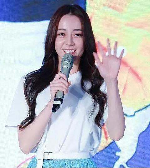 女星发福后照样毁所有,女神瞬间变大妈,唯独她俩越胖越红!