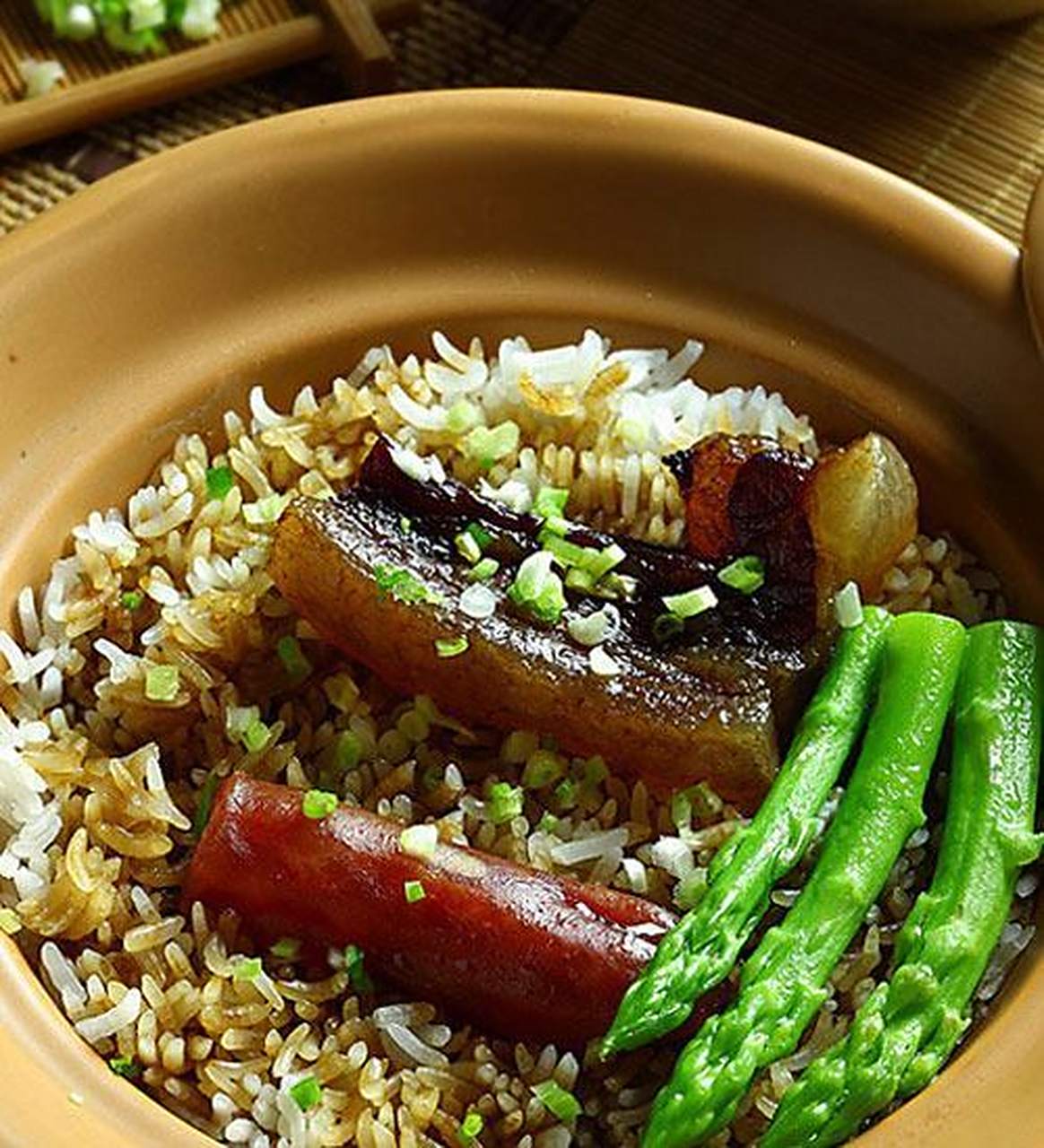 巴中罐罐饭的做法:淘洗好的米,放入砂罐,放上适量的水,然后加上荷叶盖