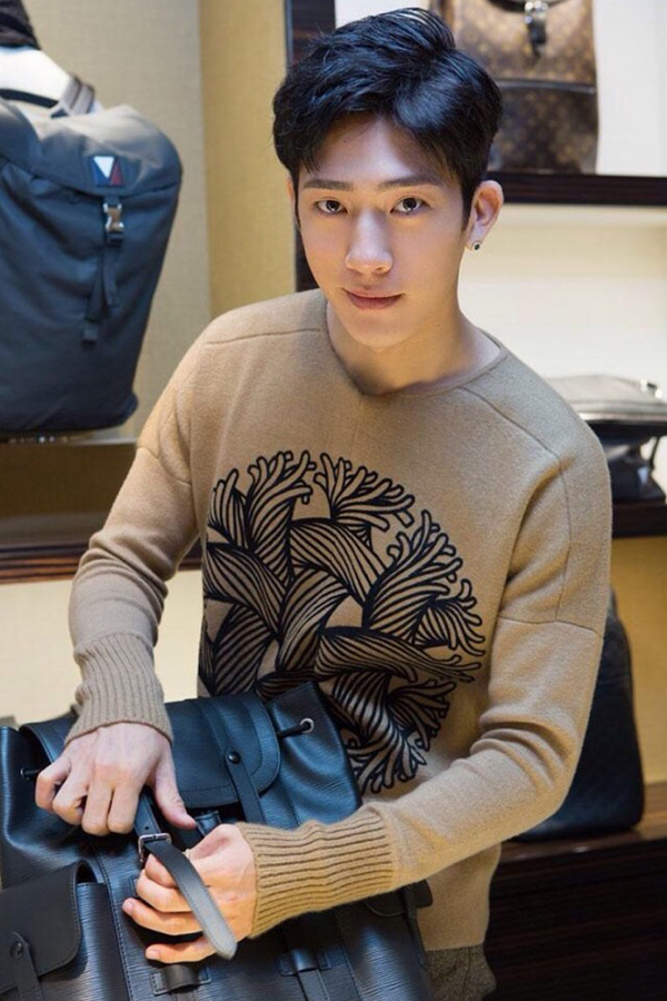 井柏然男神气十足,粉西装显年轻,深色毛衣清新范,你pick哪一款