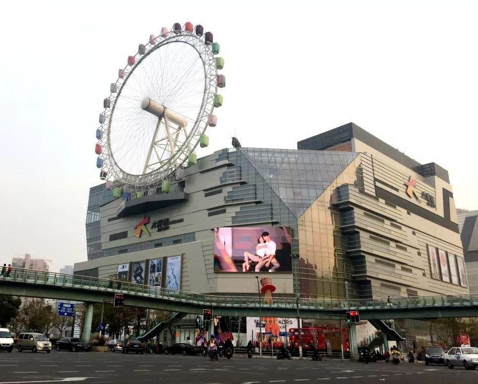 评点上海大悦城摩天轮的观感:南面风景好,却面向北面的棚户区