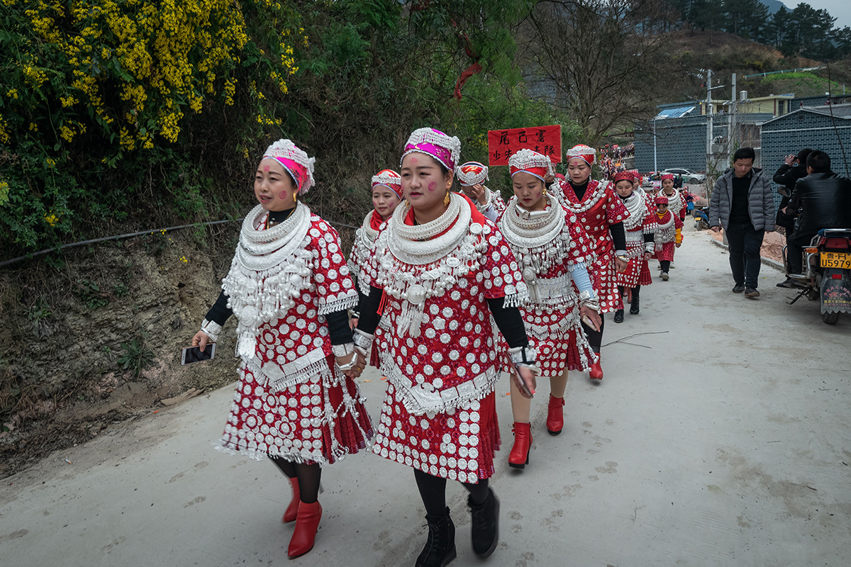 虽然天气寒冷,位于重安江畔的贵州凯里市湾水镇岩寨举行了一场苗族