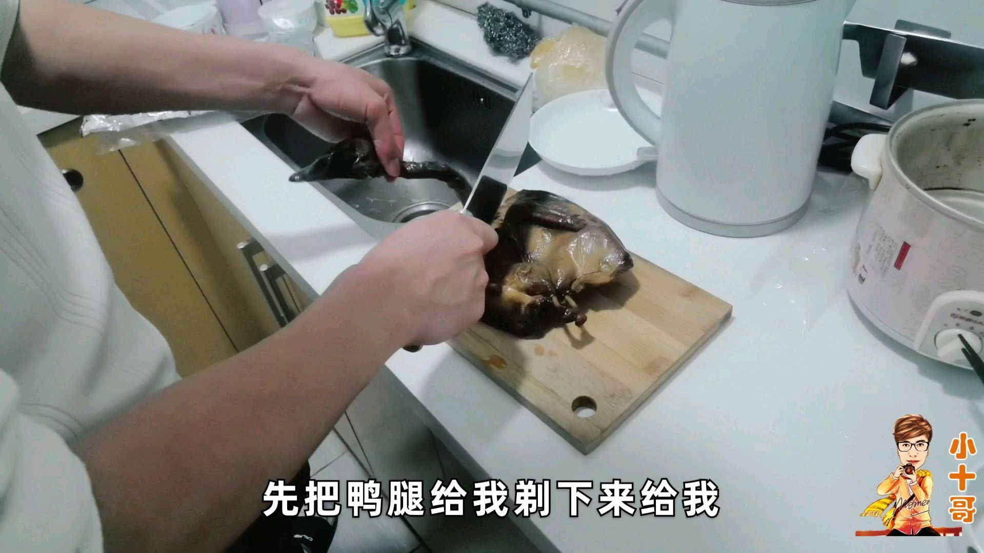 小伙买了一只酱板鸭回来,湖南媳妇被辣得直叫