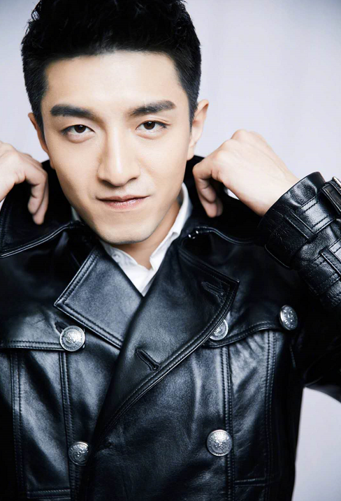 金瀚穿皮衣痞气十足,发型更显霸道总裁范,"邪魅"一笑太迷人!