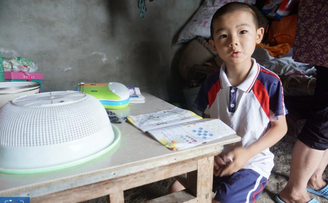 爸妈去哪儿了?留守小男孩独立生活