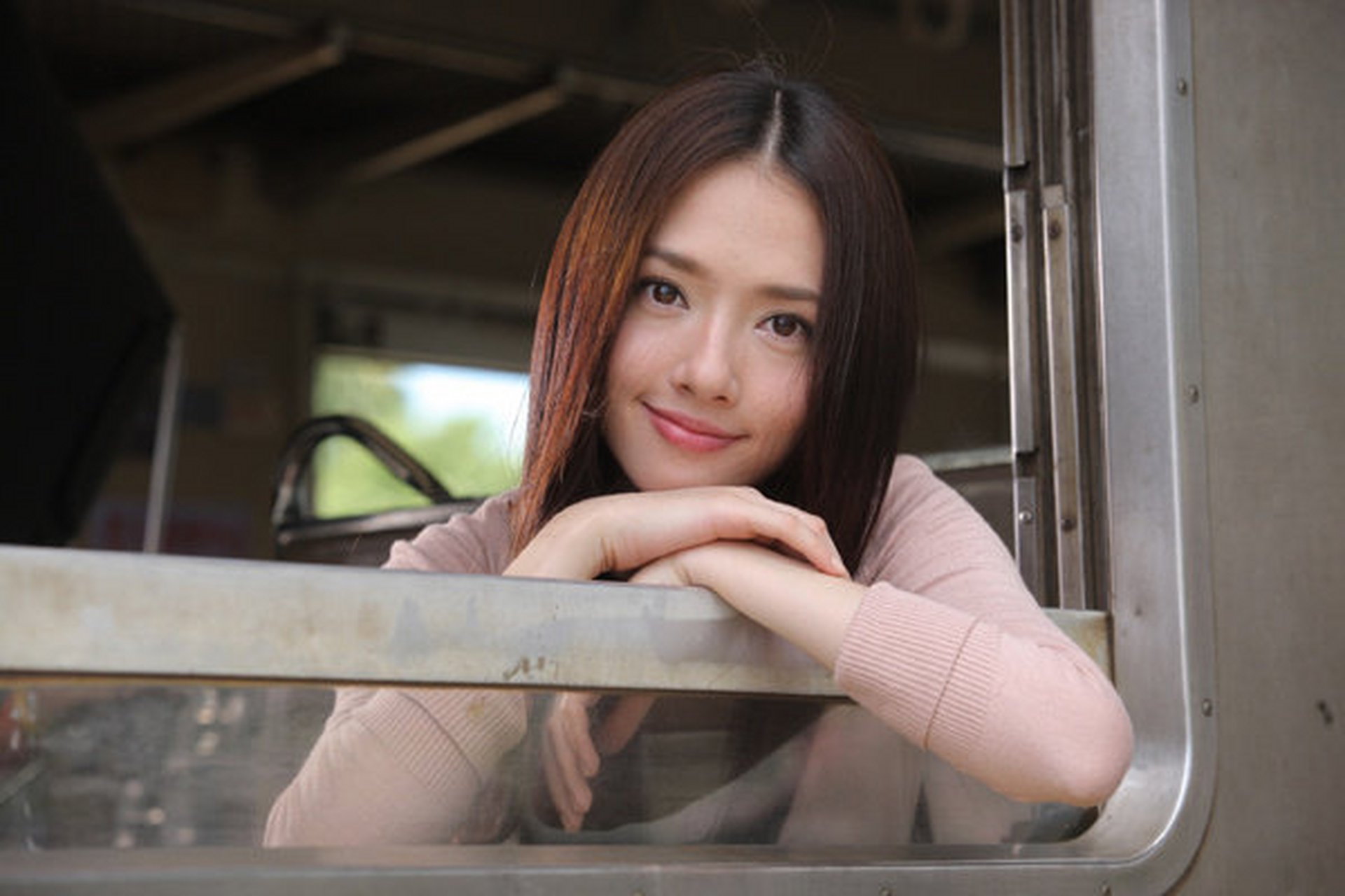 郭碧婷在广告中真的很美,靓丽的长发配精致的五官,向佐真捡到宝了