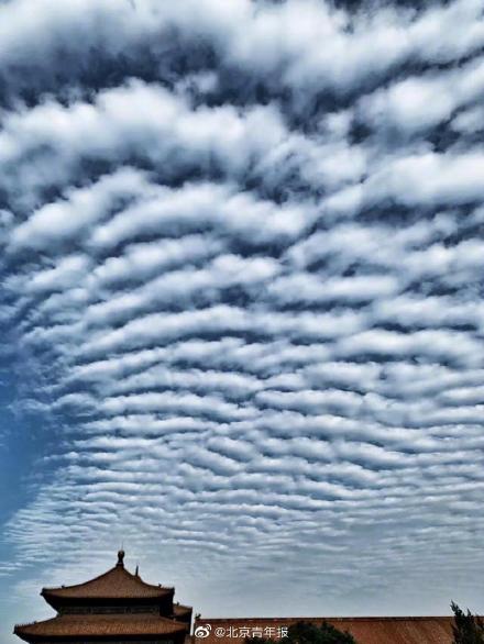 北京上空现壮观云"波浪" 专家:系层积云