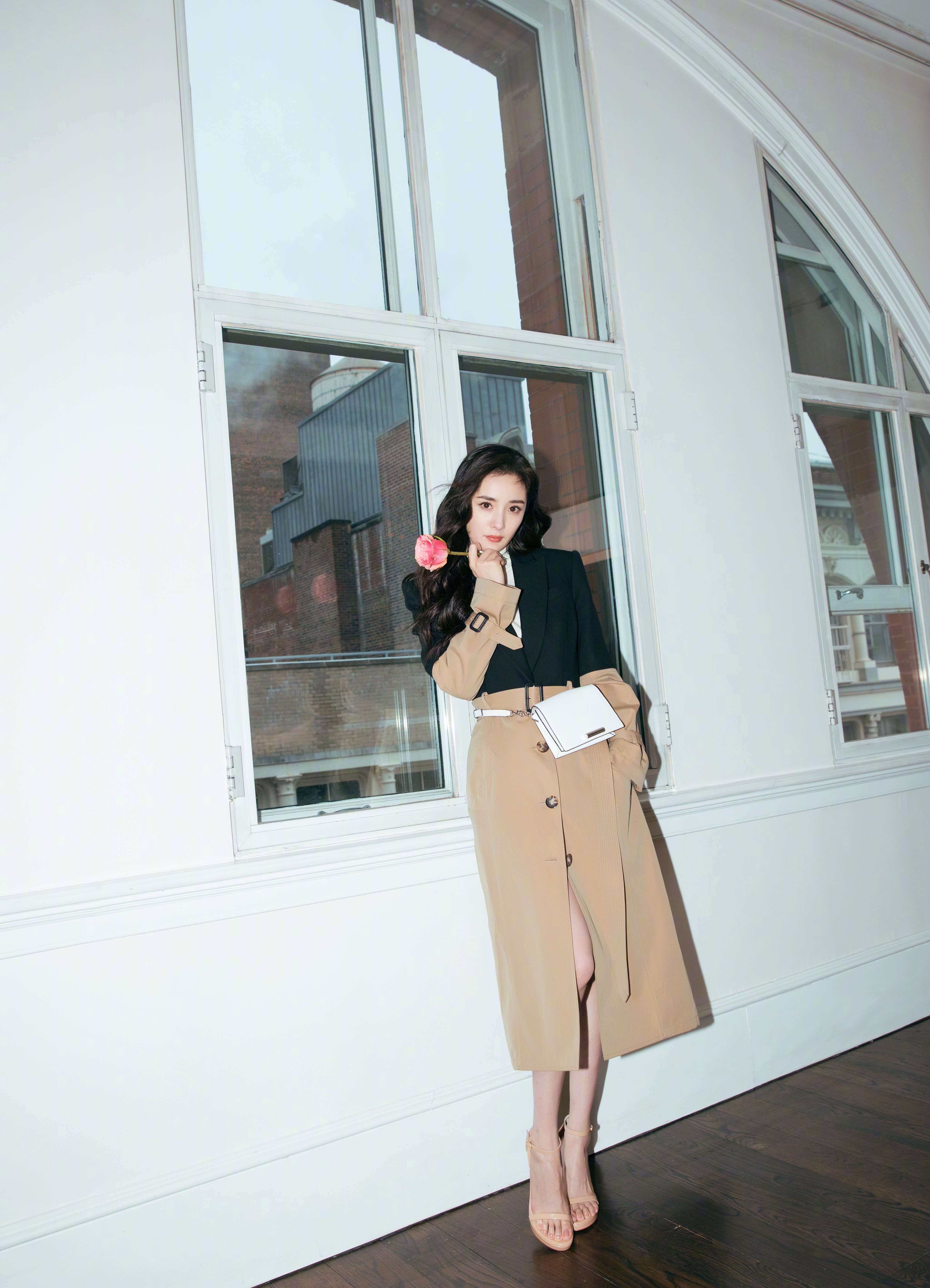 好久不见杨幂的街拍,这回一身绿色私服亮相!搭配上淡妆美得刚好