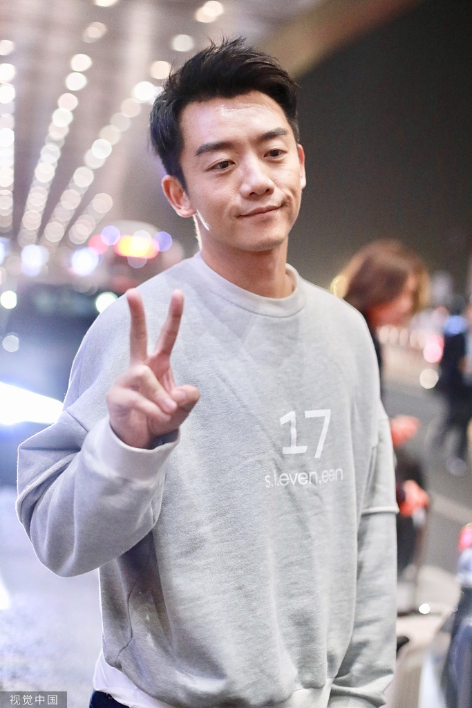 郑恺摘墨镜后秒变呆萌小生 抿嘴举剪刀手配合营业