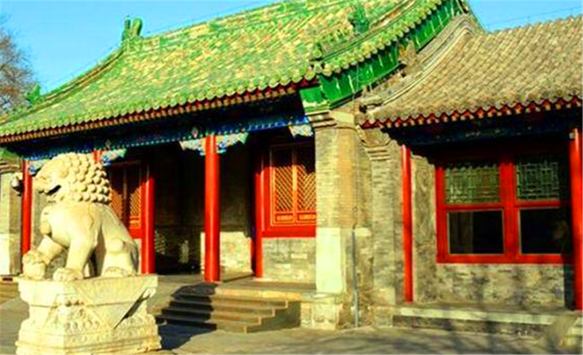 这座豪宅正是恭亲王府,在北京的西城区,占地六万多平方米,极其宏伟