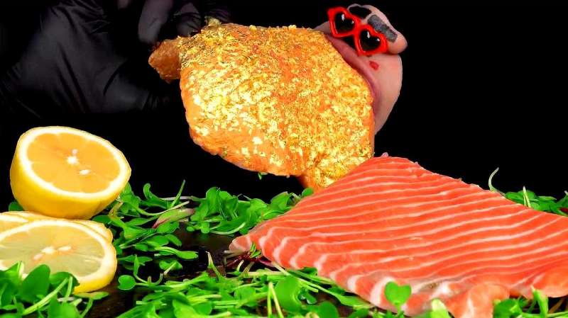 小姐姐吃酸黄瓜蘸芝士酱,不知道是什么味道呢